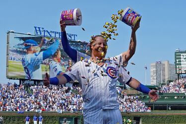 El bateador de los Chicago Cubs Justin Turner celebró de una manera muy particular su home run de dos carreras que les dio la victoria contra los Baltimore Orioles en su  partido de la liga estadounidense de béisbol (MLB): sometiéndose a una lluvia de chicles. Eso sí, como la salud es lo primero, tuvo en cuenta que las gomas de mascar fueran sin azúcar.