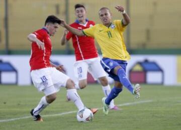 Sebastian Diaz busca jugar con uno de sus compañeros, ante la marca del goleador brasileño.