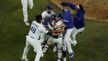 Con relevo de 2.1 IP de Julio Ur&iacute;as, la novena angelina remont&oacute; dos carreras en la sexta entrada para conseguir su primer campeonato de MLB desde 1988.