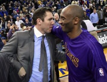 Kobe Bryant saluda al entrenador de los Golden State Warriors, Luke Walton.