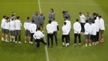 La plantilla del Liverpool se entrena antes de su partido de Europa League contra el Manchester United.