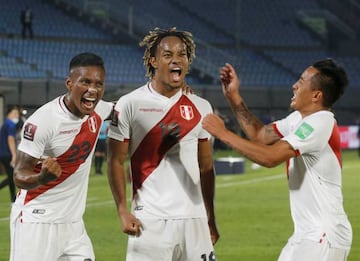 Soccer Football - World Cup 2022 South American Qualifiers - Paraguay v Peru - Estadio Defensores del Chaco, Asuncion, Paraguay - October 8, 2020 Peru's Andre Carrillo celebrates scoring their first goal with teammates REUTERS/Jorge Adorno