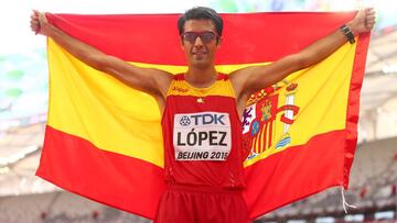 Miguel Angel Lopez celebra la medalla de oro en los 20 kil&oacute;metros marcha durante los Mundiales de Atletismo de Pek&iacute;n.