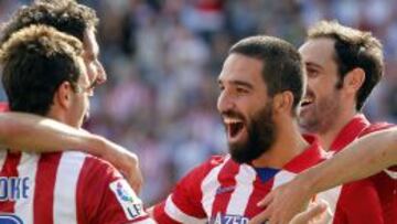 Arda se abraza con Koke, Raúl García y Juanfran celebrando un gol del Atlético.