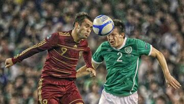 Russia&#039;s Alexander Kerzhakov (L) fights for the ball with Sean St Ledger of Ireland during their Euro 2012 qualifying soccer match at the Aviva in Dublin October 8, 2010. REUTERS/Cathal McNaughton (IRELAND - Tags: SPORT SOCCER)