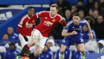 Wayne Rooney controla el bal&oacute;n ante Gary Cahill en el encuentro de Premier League entre Chelsea y Manchester United en Stamford Bridge.