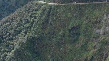 <b>LA CARRETERA DE LA MUERTE</b>. La expedición española cruza la peligrosa carretera de la muerte en Coroico, La Paz.