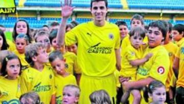 <b>QUERIDO. </b>Nilmar, rodeado de aficionados en su presentación.