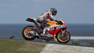 Márquez clavando la suspensión delantera en plena frenada.