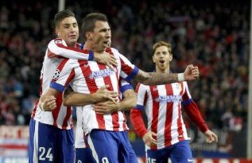 El delantero croata del Atlético de Madrid Mario Mandzukic celebra tras marcar el cuarto gol ante Olympiacos, durante el partido de la fase de grupos de la Liga de Campeones que disputan esta noche en el estadio Vicente Calderón, en Madrid.
