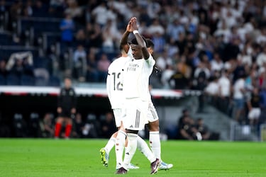 Vinicius, tras marcar el segundo gol, hizo el gesto claro de llevarse las manos al pecho y levantar las palmas, una señal habitual de disculpa dirigida a la grada, sin una celebración efusiva. El gesto fue interpretado como una disculpa por momentos anteriores del partido y por la tensión con parte del público del Bernabéu, que venía pitándole antes del gol. En el momento del gesto de perdón, se escuchó una mezcla de aplausos y silencio, con algunos pitidos aislados que se fueron apagando poco a poco.