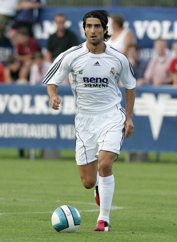 Formado en las categorías inferiores del Real Madrid. Debutó con el primer equipo en la temporada 2005/06. 