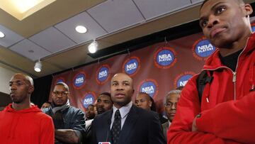 President of the NBA players association  Derek Fisher of the Los Angeles Lakers speaks as the New York Knicks Chauncey Billups (L-R), Carmelo Anthony and the Oklahoma City Thunder Russel Westbrook (R) look on during a news conference announcing the players&#039; rejection of the league&#039;s latest offer on Monday and the process to begin disbanding the union, in New York November 14, 2011.  REUTERS/Shannon Stapleton (UNITED STATES - Tags: SPORT BASKETBALL BUSINESS EMPLOYMENT) 
 LOCKOUT HUELGA NBA 
 PUBLICADA 15/11/11 NA MA40 1COL