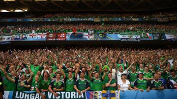 Aficionados de Irlanda del Norte, durante el encuentro de Eurocopa entre su selección y Polonia en el Stade de Nice.