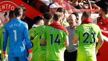 Soccer Football - Premier League - Brentford v Manchester United - Brentford Community Stadium, London, Britain - August 13, 2022 Manchester United manager Erik ten Hag with players during a cooling break Action Images via Reuters/John Sibley EDITORIAL USE ONLY. No use with unauthorized audio, video, data, fixture lists, club/league logos or 'live' services. Online in-match use limited to 75 images, no video emulation. No use in betting, games or single club /league/player publications. Please contact your account representative for further details.