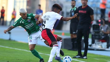 El jugador de Newell’s Old Boys Jherson Mosquera, derecha, disputa el balon contra Gabriel Huachen de Audax Italiano durante el partido de Copa Conmebol Sudamericana disputado en el estadio El Teniente en Rancagua.