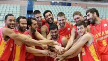 Lima, en el centro, con toda la plantilla del Murcia.