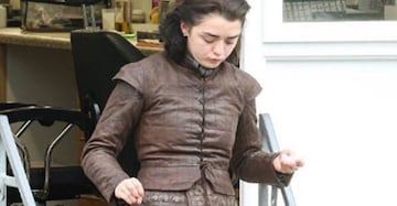 Caracterizada como Arya Stark y con el uniforme típico del norte.