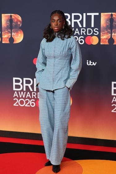 Cat Burns posa para los fotógrafos en la alfombra roja. 