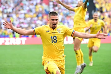 Razvan Marin celebra un gol en la victoria por 3-0 frente a Ucrania. (Photo by Tobias SCHWARZ / AFP)