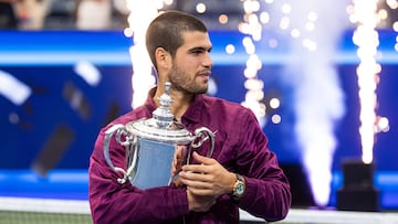 Carlos Alcaraz, con el trofeo de campeón del US Open.