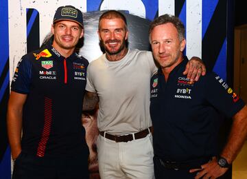 Max Verstappen, David Beckham y el director del equipo Red Bull Racing Christian Horner posando en el paddock antes de comenzar la carrera del Gran Premio de F1 de Qatar en el Circuito Internacional de Losail.