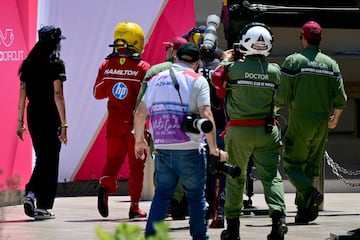 Lewis Hamilton regresando a los boxes tras el accidente sufrido en los entrenamientos libres del Gran Premio de M車naco de F車rmula 1.