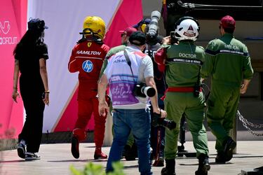 Lewis Hamilton regresando a los boxes tras el accidente sufrido en los entrenamientos libres del Gran Premio de Mónaco de Fórmula 1.