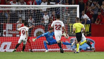 1-0. André Silva marcó el primer gol.