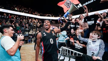 El base TJ Shorts, una de las estrellas de la Euroliga, interactúa con los seguidores del París Basketball en el Adidas Arena de la capital francesa. La afición parisina está respondiendo.