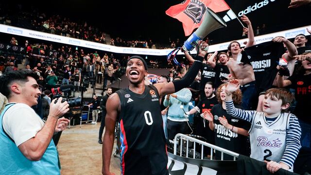 TJ Shorts, con los seguidores del París Basketball en el Adidas Arena de la capital francesa.