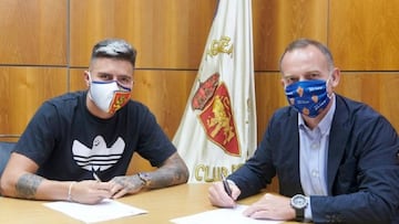 Juanjo Narv&aacute;ez firma su contrato con el Real Zaragoza junto al presidente Christian Lapetra.