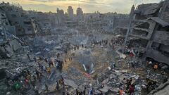 Palestinians search for casualties at the site of Israeli strikes on houses in Jabalia refugee camp in the northern Gaza Strip, October 31, 2023. REUTERS/Anas al-Shareef      TPX IMAGES OF THE DAY