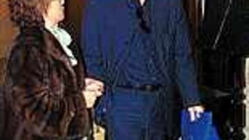 LA SOMBRA DE FIGO. Una periodista coreana no dejó a Figo durante todo el día. Es la tercera vez que intenta entrevistarlo sin éxito.