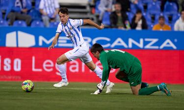 El guardameta del filial amarillo fue decisivo para evitar que su equipo acabar perdiendo de goleada. Al final sólo encajó un gol, a pesar de las múltiples ocasiones de los pepineros, tras fallos de la zaga del Villarreal B. En la imagen, con Rubén Pardo.