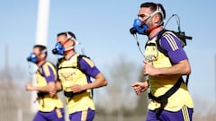 Carvajal, con Lucas Vázquez y Nacho al fondo, durante el ejercicio con las máscaras que diseñó el preparador físico Antonio Pintus para el entrenamiento de este miércoles.