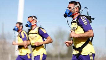 Carvajal, con Lucas Vázquez y Nacho al fondo, durante el ejercicio con las máscaras que diseñó el preparador físico Antonio Pintus para el entrenamiento de este miércoles.