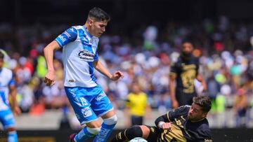 MEXICO CITY, MEXICO - MARCH 05: Ángel Robles (L) of Puebla struggles for the ball against Arturo Ortiz (R) of Pumas during the 10th round match between Pumas UNAM and Puebla as part of the Torneo Clausura 2023 Liga MX at Olimpico Universitario Stadium on March 05, 2023 in Mexico City, Mexico. (Photo by Manuel Velasquez/Getty Images)