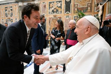 El papa Francisco se reúne con el presentador estadounidense Jimmy Fallon durante una audiencia con artistas del mundo del humor en el Palacio Apostólico el 14 de junio de 2024 en la Ciudad del Vaticano, Vaticano.