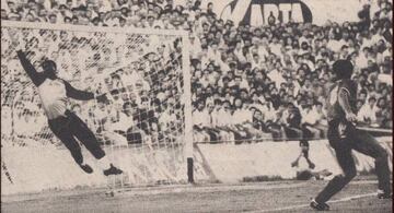 Tommy N'Kono realiza una estirada, en el Mallorca-Espanyol de la promoción, el 2 de julio de 1989.