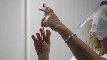 Una enfermera prepara la vacuna Pfizer-BioNtech contra el COVID-19 antes de administr&aacute;rsela a un profesional sanitario en el Hospital Son Espases de Palma.