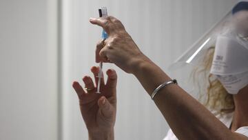 Una enfermera prepara la vacuna Pfizer-BioNtech contra el COVID-19 antes de administrársela a un profesional sanitario en el Hospital Son Espases de Palma.