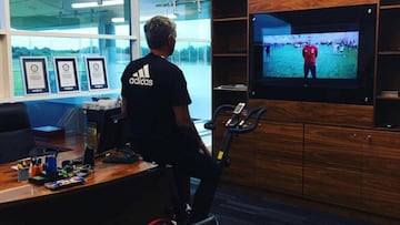 Mourinho practica spinning mientras trabaja en su despacho