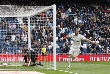 El jugador del Real Madrid Benzema celebra el 1-0 al Athletic Club. 