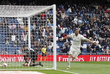 El jugador del Real Madrid Benzema celebra el 1-0 al Athletic Club. 