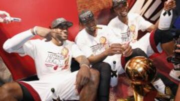 LeBron James, Dwyane Wade y Chris Bosh posan con el trofeo de campeones 2013.