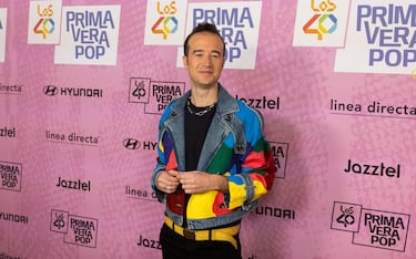 Jesús Taltavull presentador de LOS40 posando en la alfombra roja
