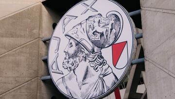 El escudo del Ajax, en la fachada del Johan Ctuyff Arena.