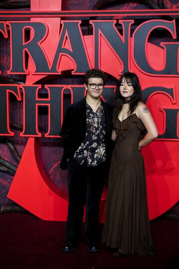 Gaten Matarazzo y Elizabeth Yu.