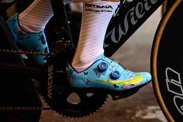 Detalle de las zapatillas del ciclista inglés Mark Cavendish durante el calentamiento antes del inicio de la crono. 